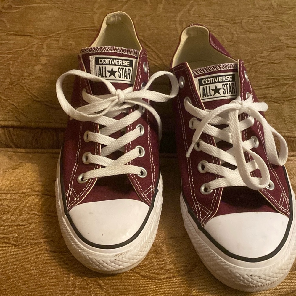 Converse All Star low top tennis shoes. Burgundy  size 7 great condition
